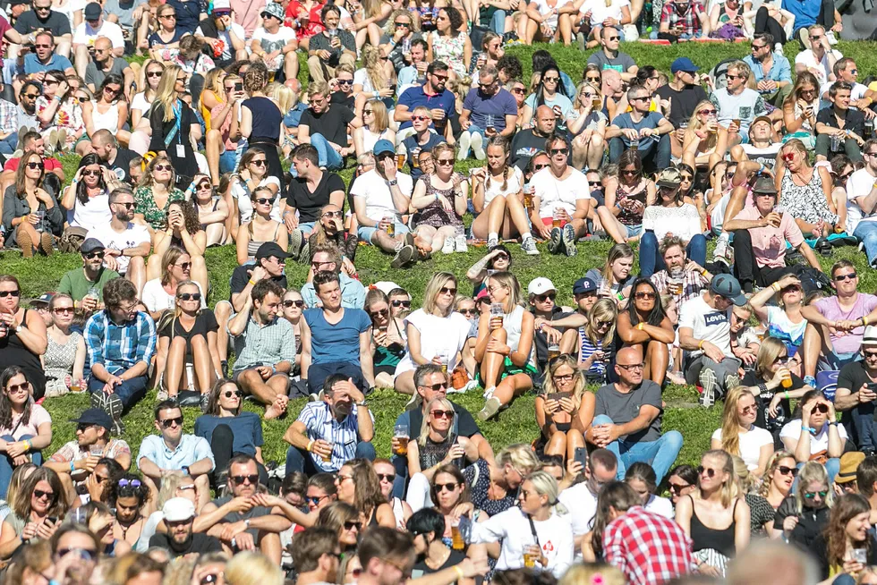Ifølge forskning er de menneskene vi omgås svært viktige for vår langsiktige lykkefølelse. På bildet nyter folk musikken og solen under Øyafestivalen i Tøyenparken i Oslo. Foto: Audun Braastad / NTB scanpix