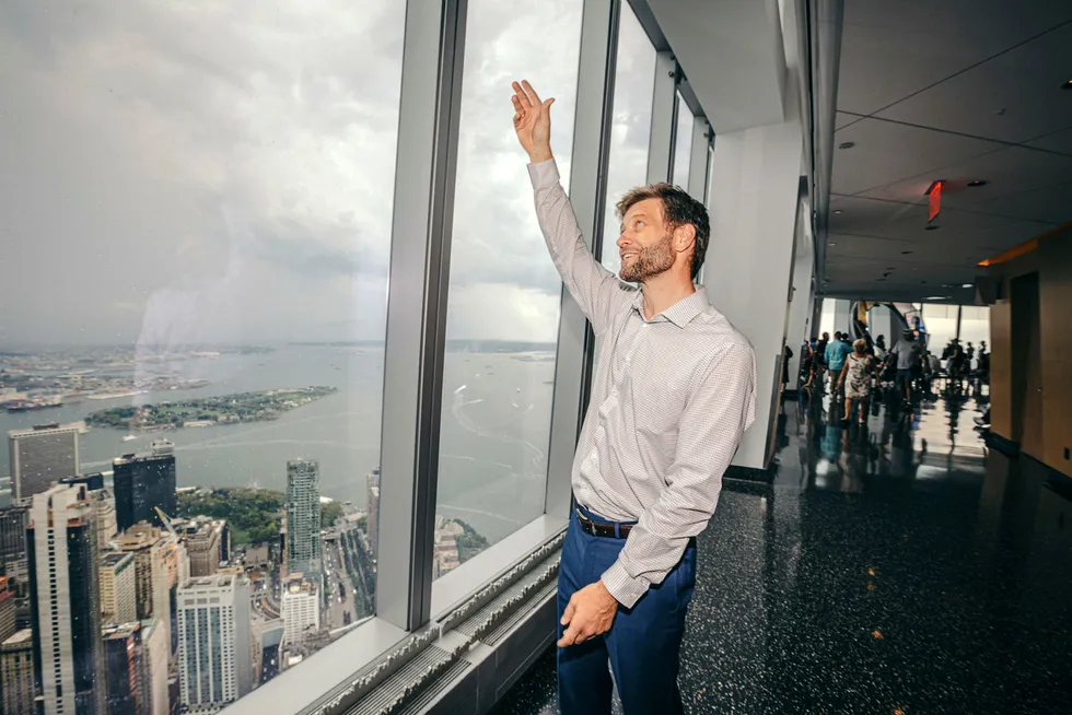 Christer af Geijerstam viser hvor, og hvordan, nye havvindmøller i New York settes sammen av Equinor. Fra taket av One World Trade Center ses store deler av havnen, og her håper direktøren å bygge flere vindprosjekter de neste ti årene.