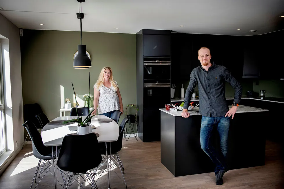 Peter Johannes (31) og Karoline Korsvold Jonsson (30) har flyttet inn i et nybygg på Kjeller. Av hensyn til forutsigbarhet, valgte de å binde renten på boliglånet. Foto: Skjalg Bøhmer Vold