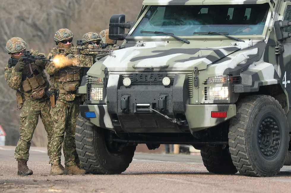 Ukrainske sikkerhetsstyrker i intens trening for å stå imot en invasjon. Her i regionen Kherson sør i landet, ikke langt fra russiskannekterte Krim.