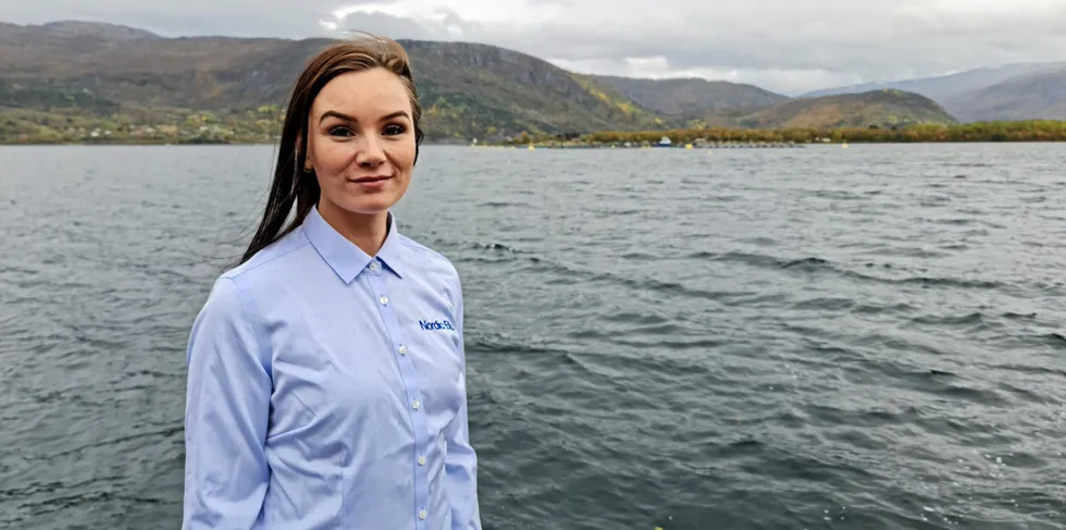 Alice Øksheim er daglig leder i Edelfarm. Foran Øksengård-lokaliteten.