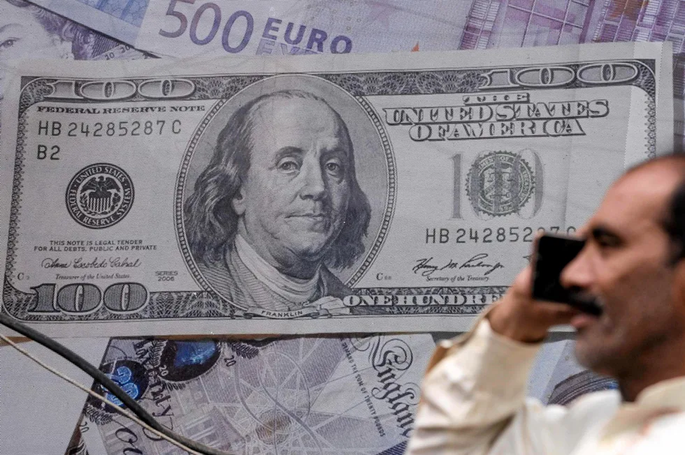 Down: US dollar falls to 19-week low