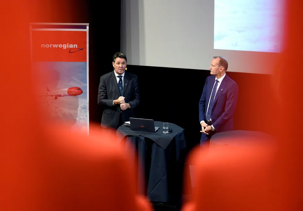 Norwegians styreleder Niels Smedegaard (til høyre) åpner for å selge unna noen langdistansefly. Her med fungerende toppsjef Geir Karlsen.