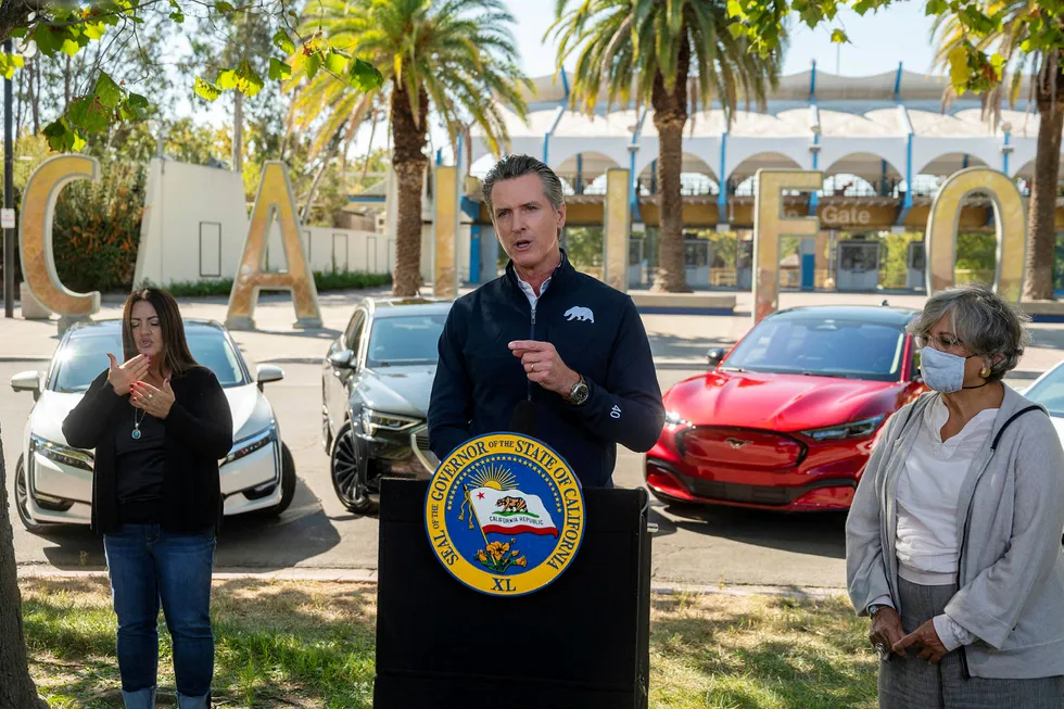 California-guvernør Gavin Newsom kunngjorde onsdag lokal tid at biler solgt i delstaten skal være utslippsfri innen 2035.
