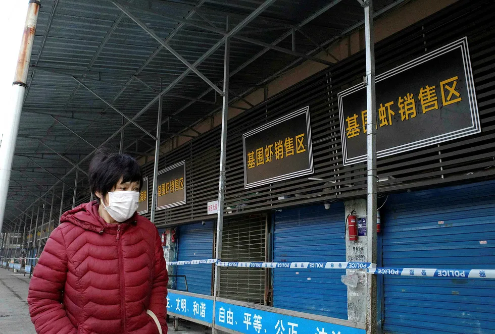 Myndigheter i den kinesiske byen Wuhan bekrefter at en mann døde onsdag av et sars-lignende virus. Byen er episenteret for utbruddet av coronaviruset. Nesten 800 mennesker døde under sars-epidemien for 17 år siden.