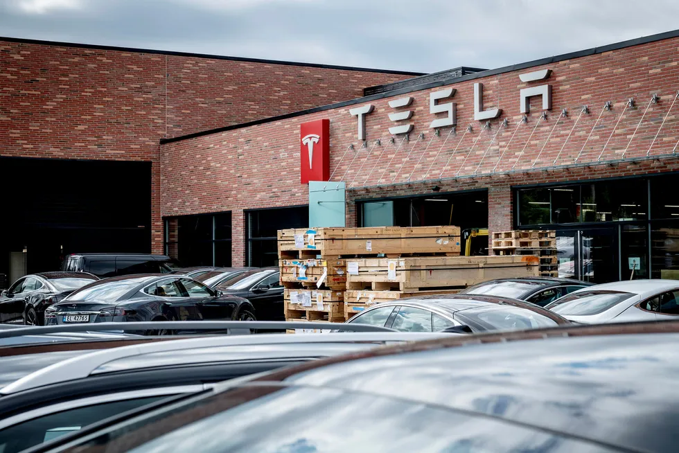 Tesla doblet i fjor antallet servicemedarbeidere. Her er Tesla Servicesenter på Rud i Bærum.