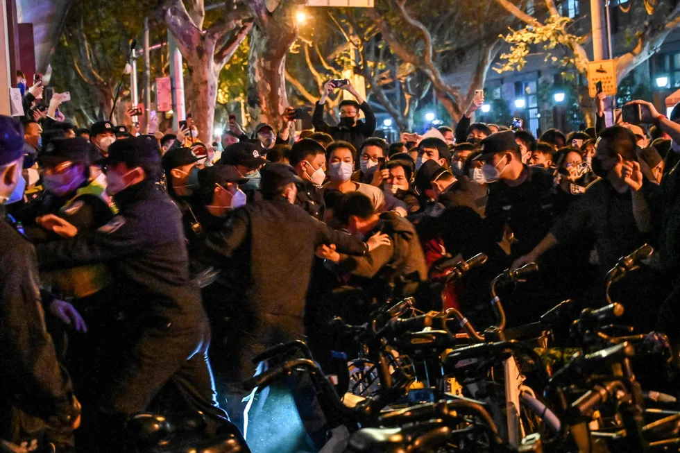 Politi arresterer demonstranter i Shanghai søndag under protester mot Kinas null-covid politikk