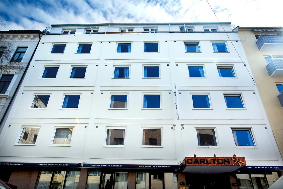 Eiendomsmilliardæren Ivar Tollefsen har kjøpt Carlton Hotel Guldsmeden i Parkveien i Oslo. Trolig er planen å konvertere eiendommen til leiligheter når leiekontrakten med den danske Guldsmeden-kjeden går ut i 2022. Foto: Hampus Lundgren