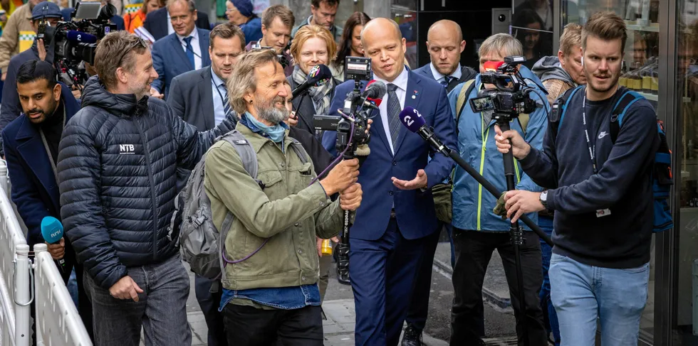 Finansminister Trygve Slagsvold Vedum på vei til stortinget for å presentere statsbudsjettet.