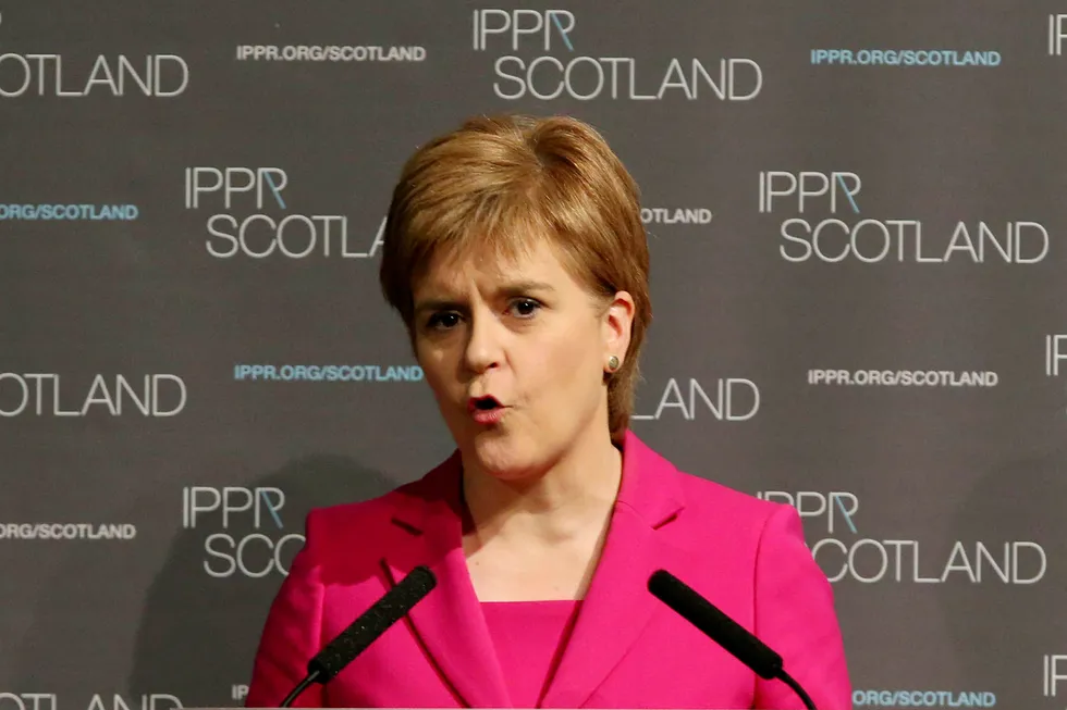 Den skotske ministeren Nicola Sturgeon, her mens hun snakker under en konferanse i regi av en tenketank i fjor sommer. Foto: REUTERS/Andrew Milligan/Pool