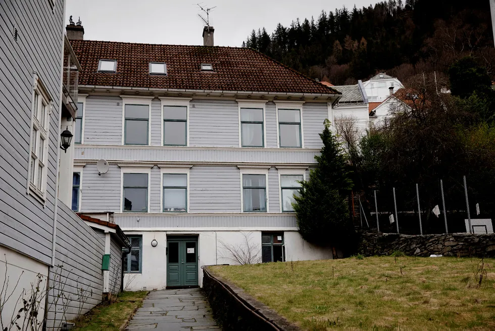 Det er dette huset med adresse Øvregaten 5 som Bergen kommune tilsynelatende hadde kjøpt for 40 millioner kroner. Nå ligger eiendommen til tvangssalg med en verditakst på 24 millioner.