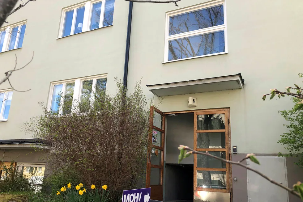 Prisene på leiligheter i Stockholm falt kraftig i april. Her fra en visning i byen i slutten av måneden.