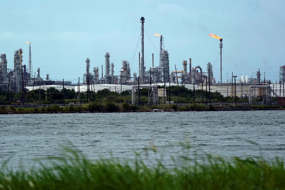 Flere olje- og gassanlegg i Texas og Louisiana stenges ned i påvente av at den orkanen Laura skal treffe kysten. Orkanen er oppgradert til kategori 4. Her fra Port Arthur i Texas.