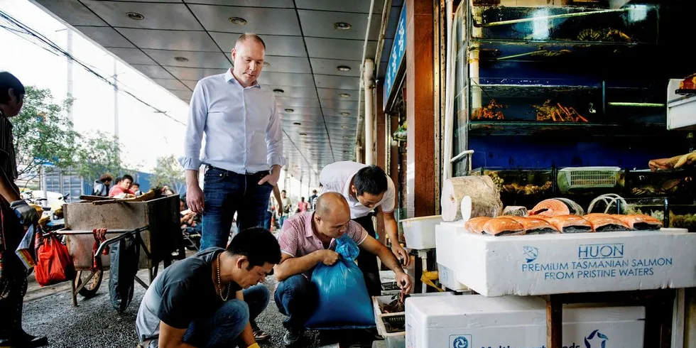 NORSK ÅPNING: Sigmund Bjørgo fra Norges sjømatråd, på fiskemarkedet i Shanghai i 2015. Etter en periode med dårlig markedsadgang for norsk sjømat, tror han nå at åpningen er rett rundt hjørnet. Foto: Fartein Rudjord