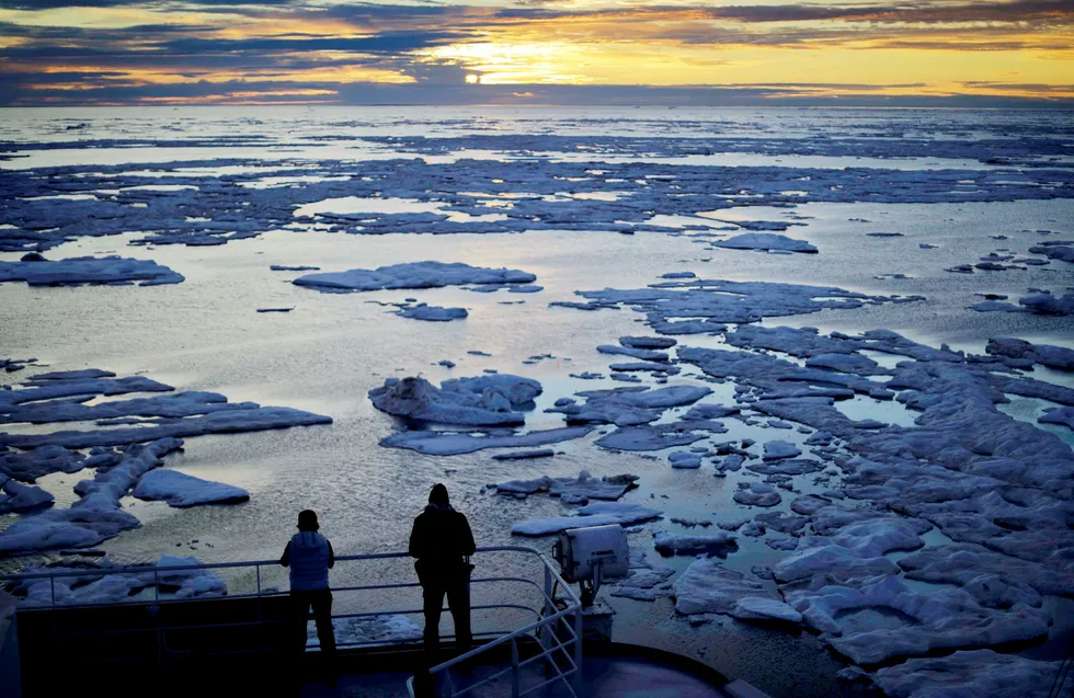 Hvis temperaturen øker med 1,5 grader, kan det forventes at Arktis blir helt isfri en sommer hver århundre. Med en økning på to grader kan det skje en gang i tiåret. Bildet er tatt fra den finske isbryteren MSV Nordica på vei gjennom det kanadiske Victoriastredet i Arktis.
