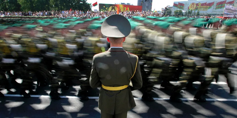 Militære tropper i Belarus paraderer i forbindelse med en markering i Minsk tidligere på 2000-tallet.