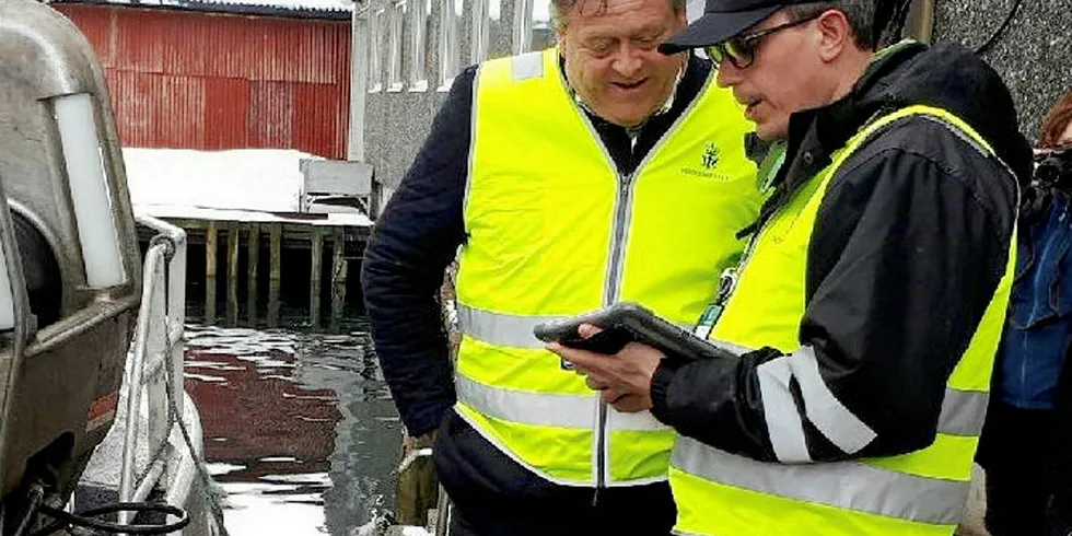 Fiskeriminister Harald T. Nesvik fekk demonstrert Fiskeridirektoratets nye verktøy av inspektør Trond Blom førre veke.