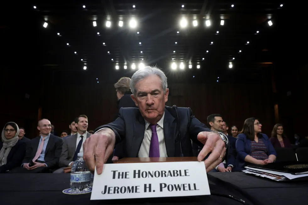 Denne uken er den amerikanske sentralbanksjefen Jerome Powell i Capitol Hill for en høring om den økonomiske situasjonen i USA.