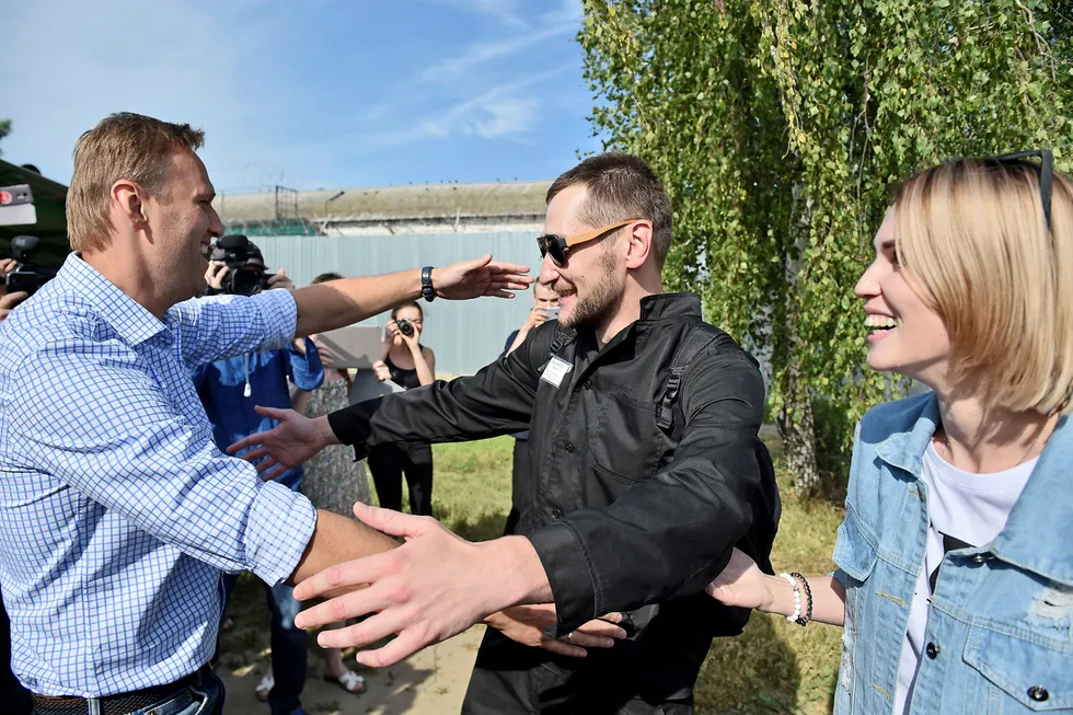 Russlands opposisjonsleder Aleksej Navalnyj (t.v.) omfavner sin lillebror Oleg som fredag ble løslatt etter å ha sonet 3,5 år i fengsel for svindel, en dom de mener var politisk motivert. Foto: AP / NTB scanpix