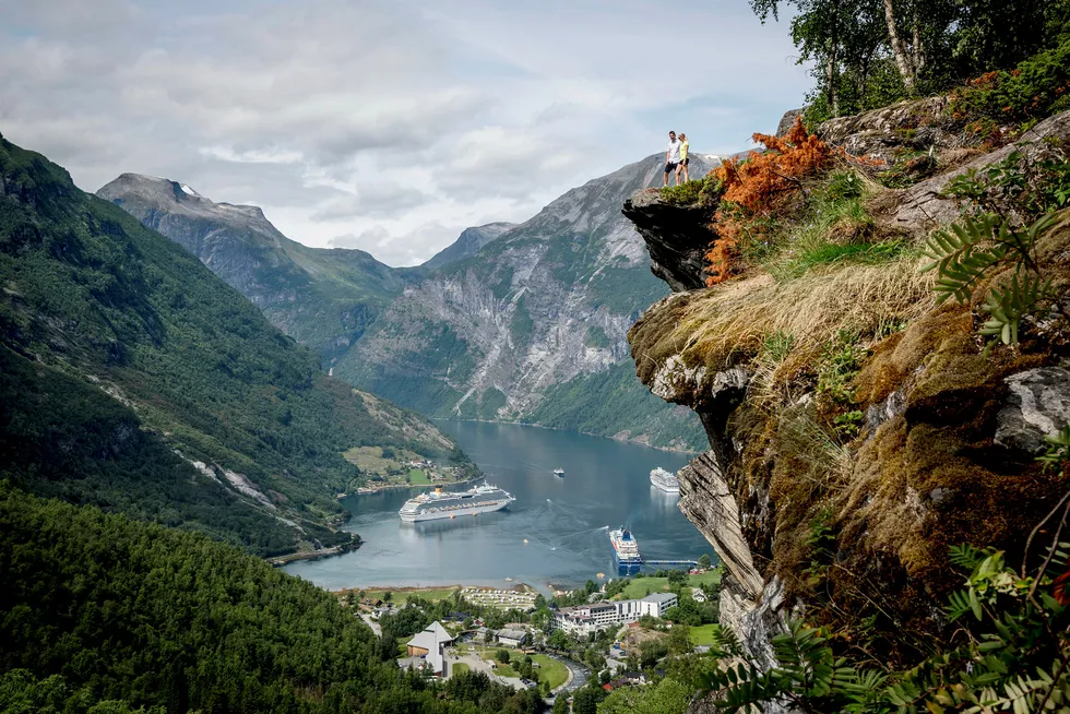 Turistene Emil Sæther (22) og Nive Synnøve Sæther (24) fra Rindal i Norge nøt utsikten over Geirangerfjorden i fjor sommer. Dette var en av de «fulle» cruisedagene i vestlandsbygda.