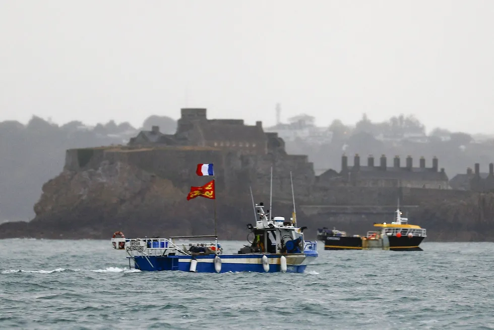 Franske fiskere protesterer uten for havnen i Saint Helier torsdag.