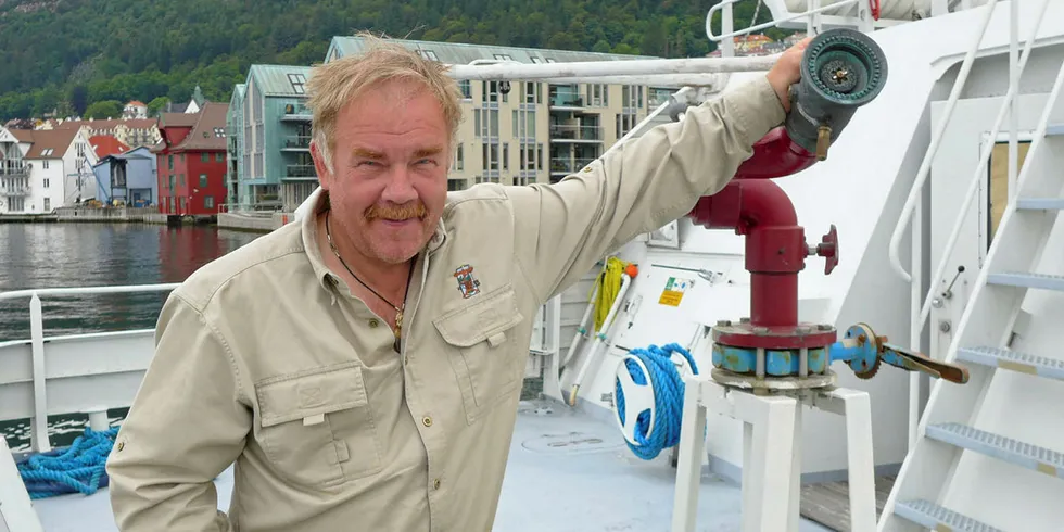 PÅ KRIGSSTIEN: Leder i Norges Miljøvernforbund, Kurt Oddekalv, hevder at «dumping av avfall i norske kystfarvann og fjorder er i strid med EUs vanndirektiv».