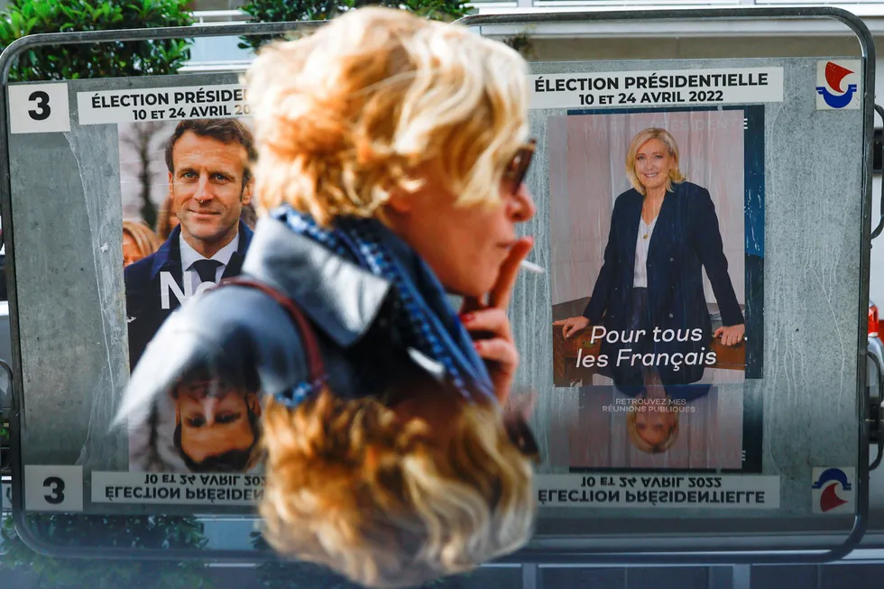 De offisielle valgplakatene for presidentkandidatene Emmanuel Macron og Marine Le Pen. Macron leder, men frykter at mange velgere blir sittende hjemme under valget søndag, fordi de ikke liker noen av finalekandidatene.