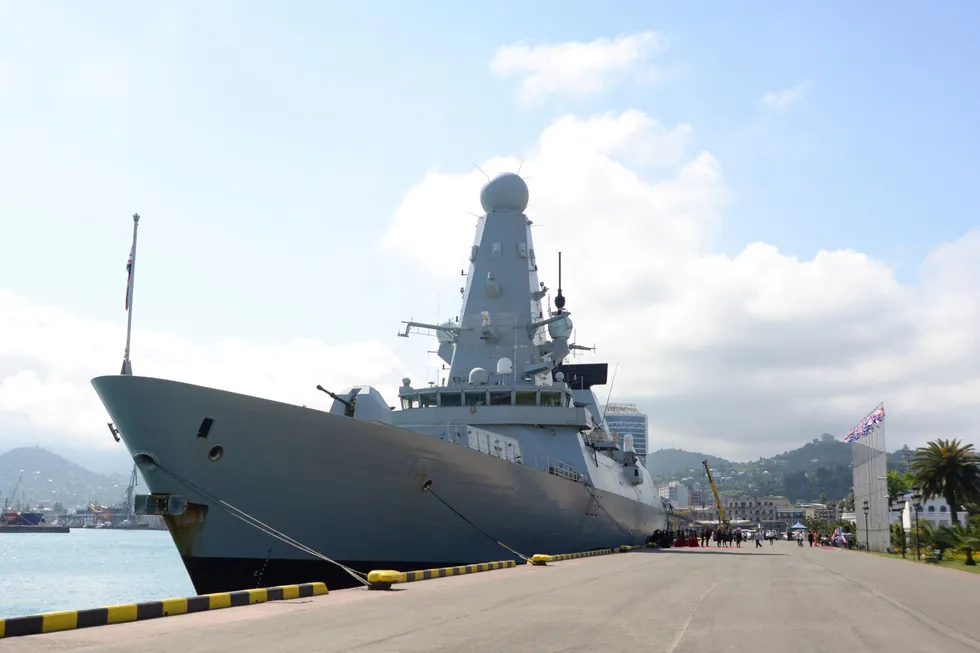 Destroyeren HMS Defender ved kai i havnen Batumi i Georgia etter å ha deltatt på øvelse i Svartehavet nær Krimhalvøya nylig. Russland hevdet å ha skutt varselskudd mot skipet.