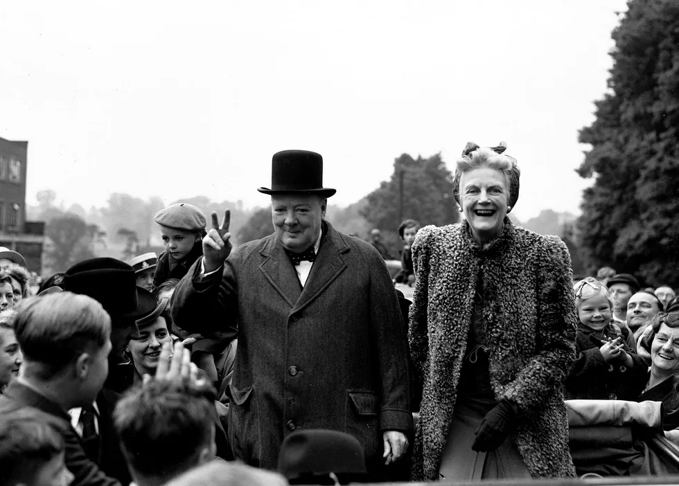 Storbritannias statsminister Winston Churchill og konen Clementine på valgkamp i 1945. Allerede i 1909 påpekte Churchill urimeligheten i høye private grunnrenter, som hos store jordeiere, skriver artikkelforfatteren.