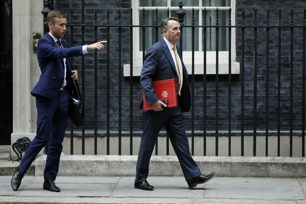 Liam Fox, minister for internasjonal handel i Storbratannia, på vei fra 10 Downing street i London i juli i år. Foto: AFP Photo / Tolga Akmen