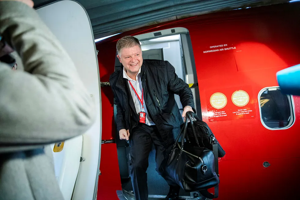 Jacob Schram har startet som ny sjef for Norwegian. De første ukene har han reist rundt i Europa og møtt kolleger, men snart må han ta viktige valg for å gjenvinne lønnsomhet. Her fra Bodø lufthavn.