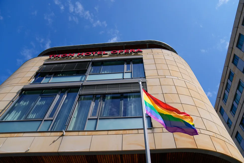 Thon Hotels snur og tillater heising av prideflagg etter at de meldte tirsdag at de ikke vil heise regnbueflagget på hotellenes flaggstenger i år.