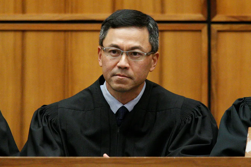 Dommer Derrick Watson på Hawaii forlenger forføyningen mot presidentens innreiseforbud. Foto: George F. Lee/The Star-Advertiser via AP/NTB Scanpix