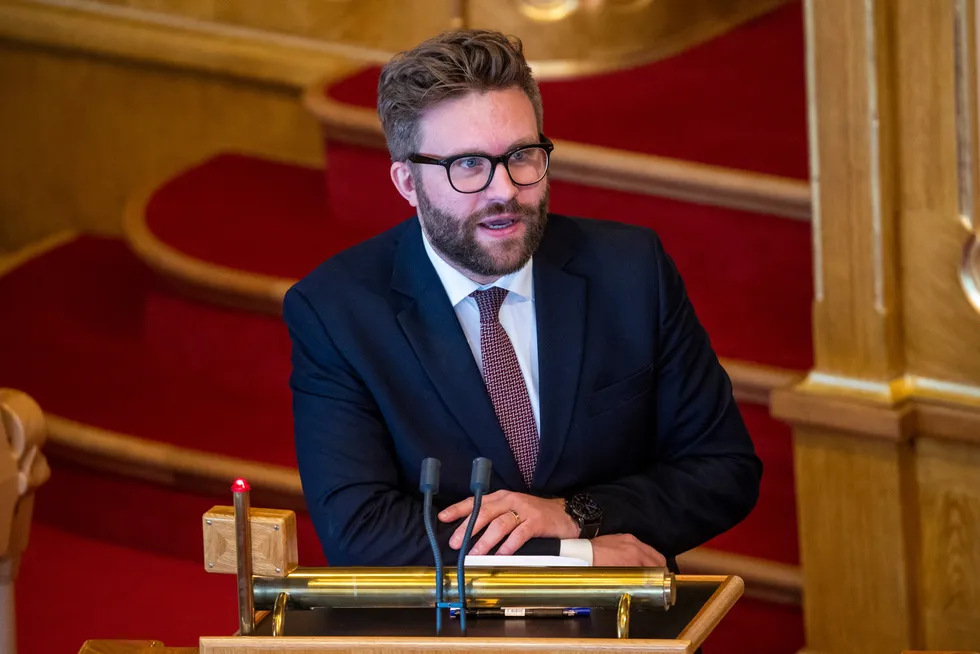 Høyres Stefan Heggelund er saksordfører for klimameldingen i Stortingets miljø- og energikomité. Nå lyser lampen rødt for et bredt forlik i Stortinget,