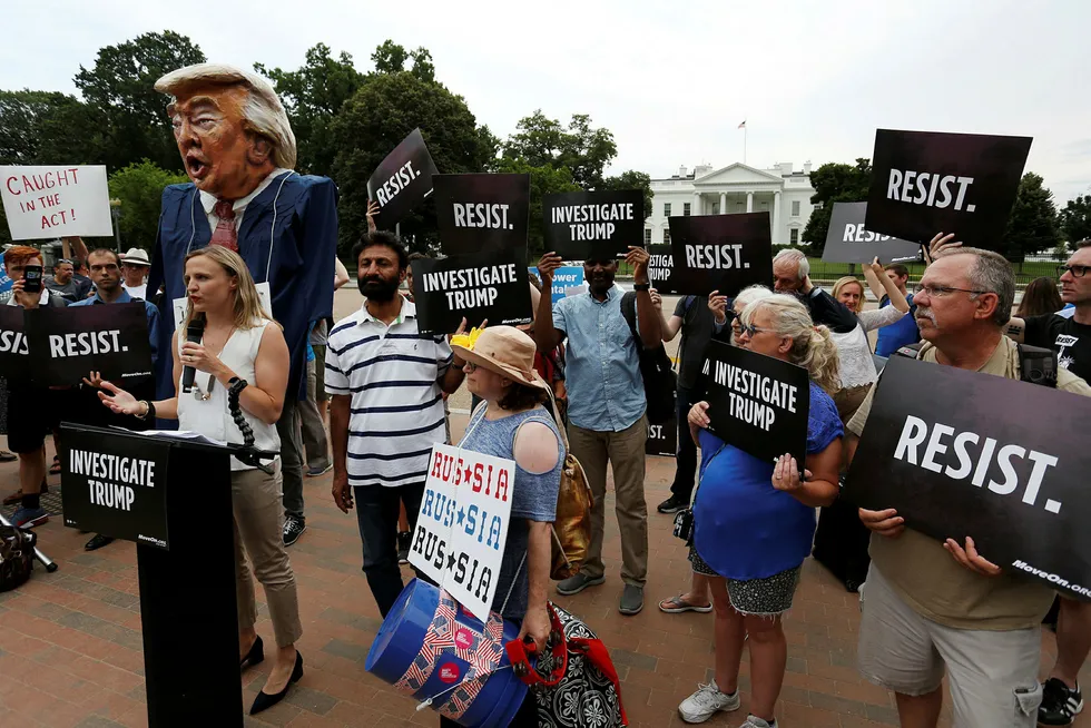Det var demonstrasjoner utenfor Det hvite hus på tirsdag mot president Donald Trump og hans eldste sønns forbindelser med Russland under valgkampen. Foto: Jonathan Ernst / Reuters / NTB Scanpix