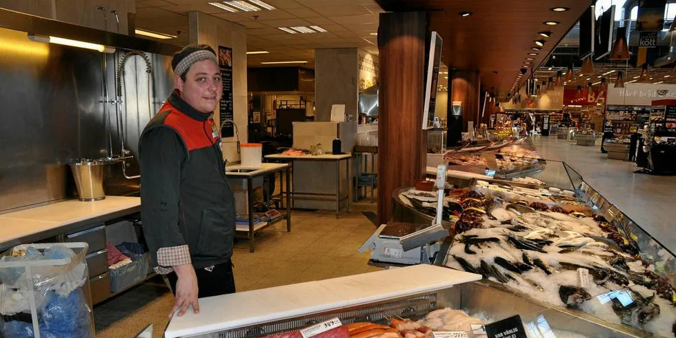 Viktig: Det er viktig å beholde EØS avtalen for å kunne eksportere fisken vår til EU. Her er fiskehandler Fredrik Magnusson på Ica Maxi Nacka i Stockholm. Illustrasjonsfoto: Bent Are Jensen, Intrafish