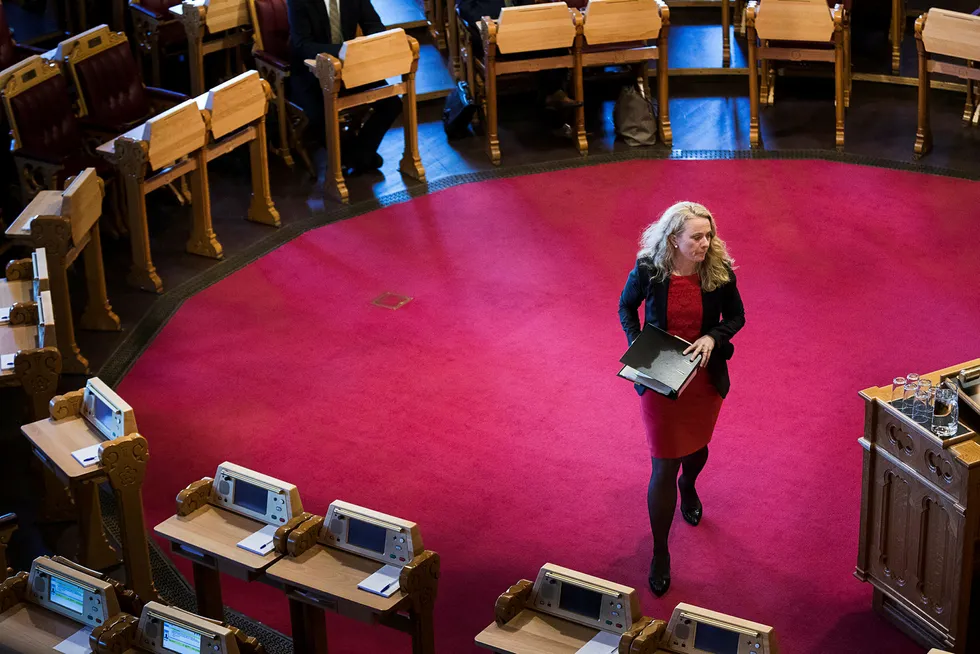 Arbeids- og sosialminister Anniken Hauglie skal reforhandle IA-avtalen i løpet av 2018. To forskere har gitt et konstruktivt bidrag til hvordan hun og partene kan løse opp i sykelønnsfloken. Foto: Per Thrana