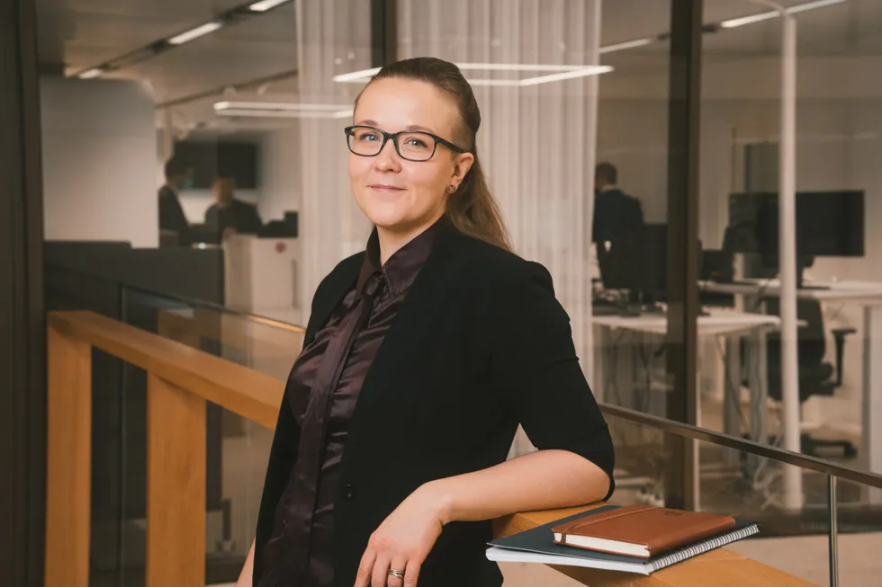 Jenny-Li Holmstrôm jobber med investeringer og jus i det finske selskapet Taaleri. Hun kommer med en kraftig advarsel til norske politikere.