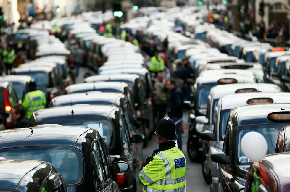 Forrige uke fikk Uber nye 15 måneders lisens til å drive virksomhet i London. Nå kan det vanke et storstilt gruppesøksmål fra tradisjonelle drosjesjåfører i den engelske hovedstaden. Foto: Stefan Wermuth/Reuters/NTB Scanpix