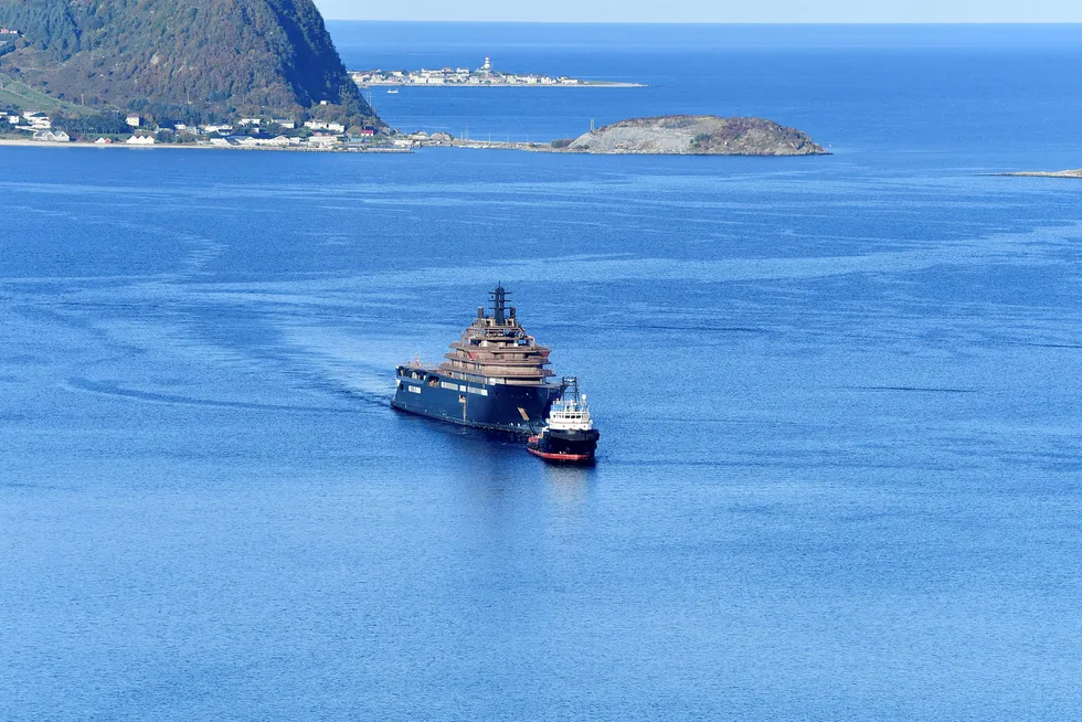 Kjell Inge Røkkes nye superskip «Rev Ocean» ankom norske farvann i går, en måned etter at det forlot verftet i Romania.