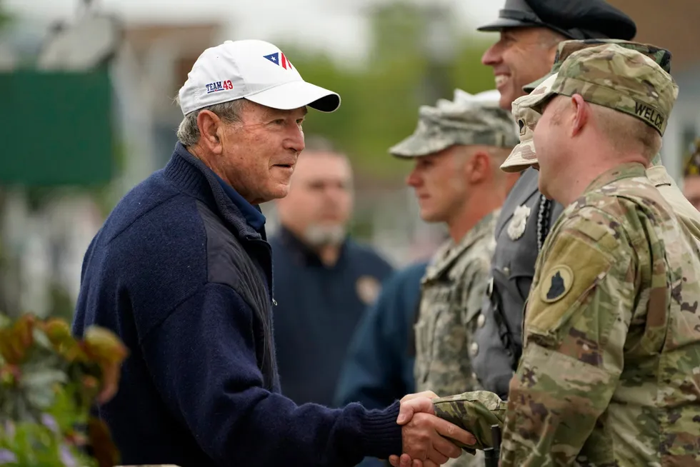 Tidligere president George W. Bush takker soldater for innsatsen på Memorial Day 31. mai.