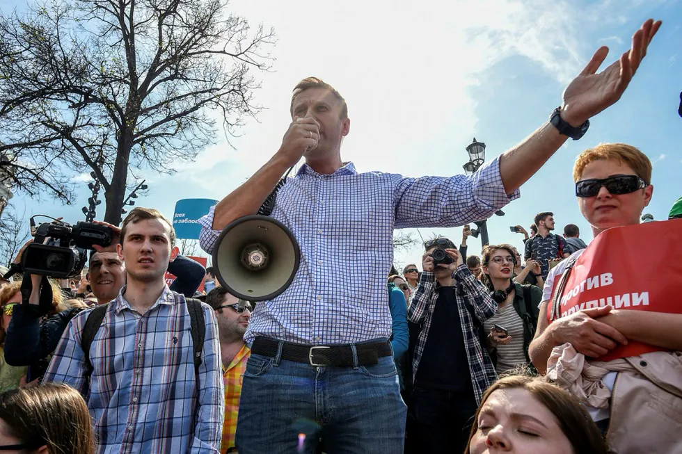 Opposisjonsleder Alexei Navalnyj ble arrestert under en protest lørag 5. mai i Moskva. Totalt skal 350 personer ha blit arrestert ifølge en gruppe som overvåker politisk undertrykking i Russland. Foto: Dmitry Serebryakov