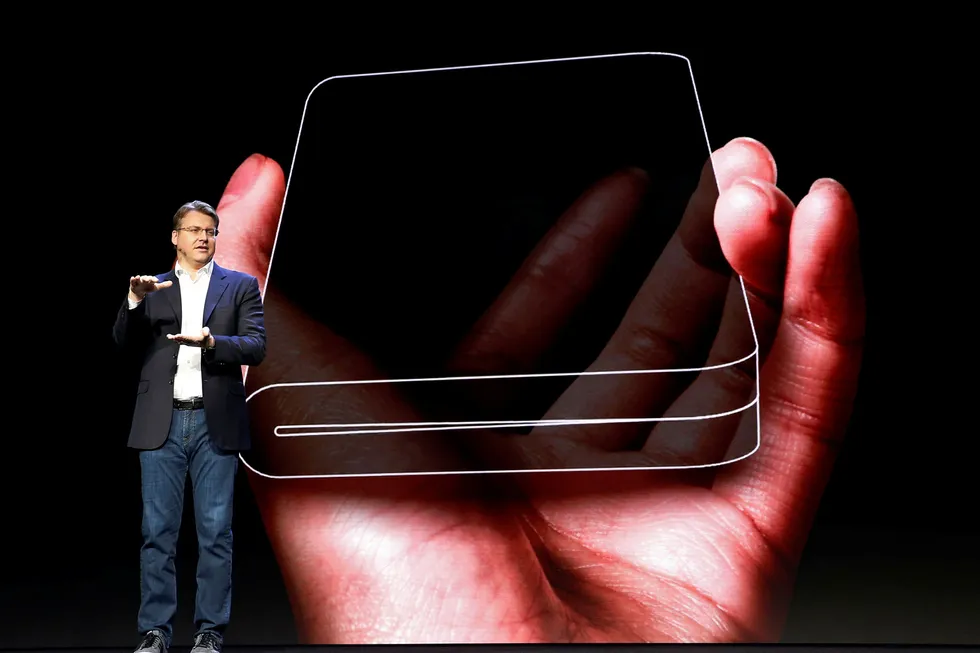 Markedsdirektør Justin Denison viser frem den bøyelige mobilskjermen under Samsung Developer Congress i San Francisco. Telefonen har skjerm både på utsiden og innsiden.