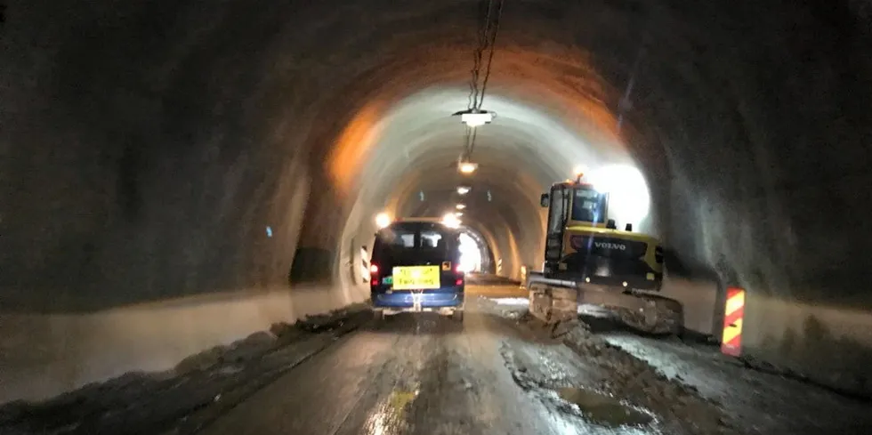 VIKTIG SJØMATVEI: En av tunnelene til Husøya. Med et underlag under enhver kritikk. Veiarbeidere drev utbedringer da Fiskeribladet besøkte Husøya.