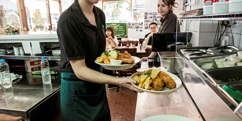 PRESSET PÅ PRIS: Kombinasjonen av høye priser på norsk fisk og på poteter, gjør at Fish and Chip-sjapper og restauranter må øke prisen ut til kundene.