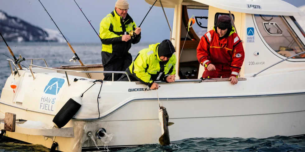 Norske myndigheter må starmme inn på fisket etter kysttorsk, og forby turister å fiske på bestanden. Her er de danske fisketuristene Philip Viktor (t.v) med fiskestangen, Jacob Kofod og Jimmie Johansen.