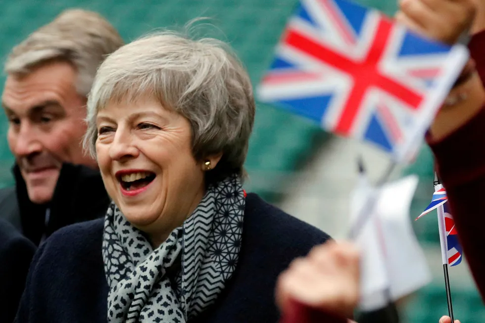 De fleste tror at Theresa May ikke vil vinne frem når det britiske parlamentet tirsdag skal stemme over utmeldelsesavtalen hun har fremforhandlet med EU. Veien videre dersom Mays forslag taper er fullstendig åpen.