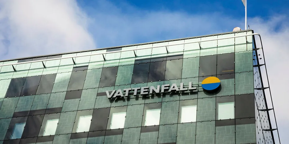 Styret i den svenske kraftgiganten Vattenfall, forslår nå å halvere utbyttet som først ble lagt frem og som også ligger til grunn i årsrapporten.