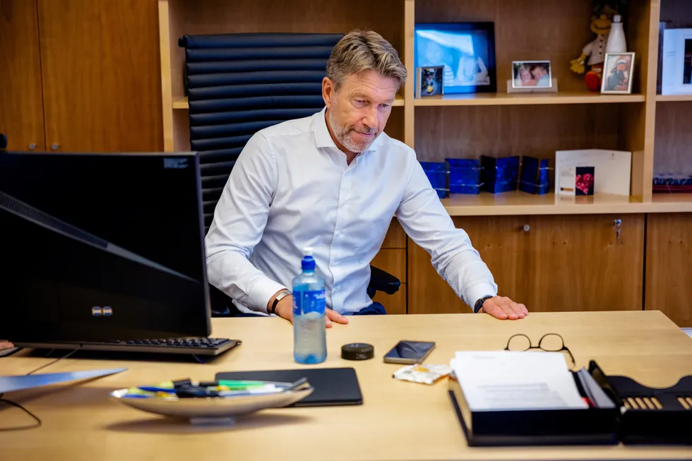 Olje og energiminister Terje Aasland holder på elektrifiseringen av sokkelen.