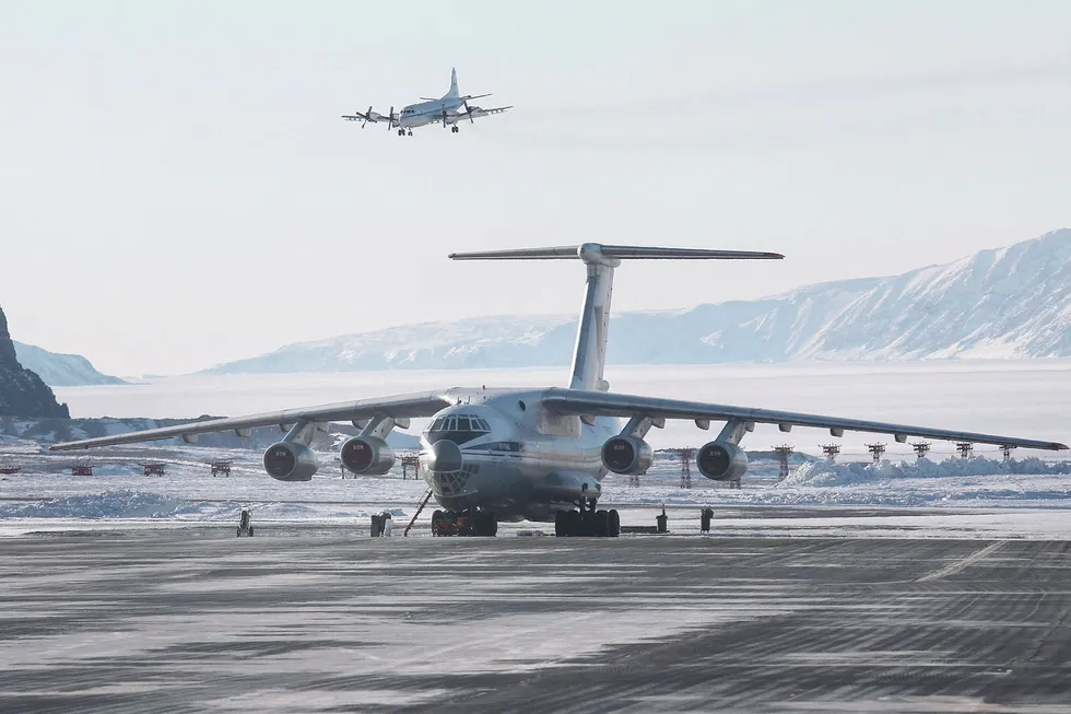 Danmark vurderer å utplassere jagerfly på Grønland. Bildet viser flybasen Thule på Grønland.